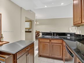 16100 Emerald Estates Dr 284, Weston FL 33331