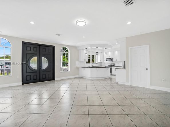 2850 NW 5th St, Miami FL 33125
