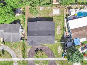 911 NW 200th Ter, Miami Gardens FL 33169