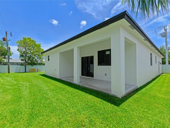 335 NW 15th St, Pompano Beach FL 33060