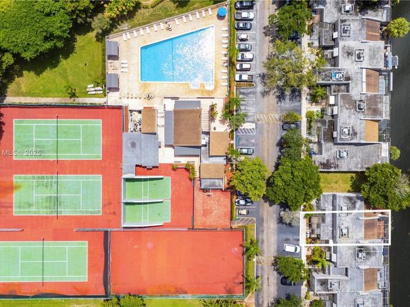 11248 NW 15th Ct, Pembroke Pines FL 33026