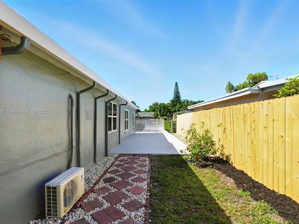 2242 Coolidge St, Hollywood FL 33020