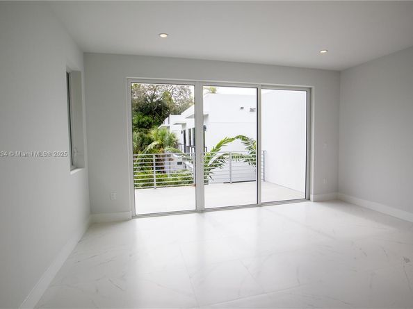 3374 Day ave A, Miami FL 33133