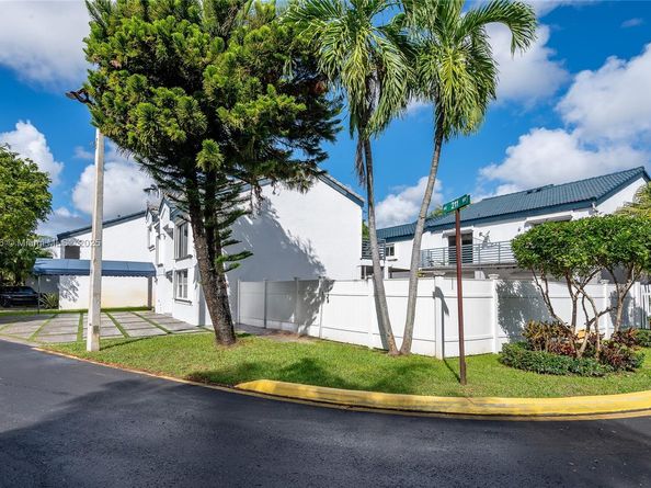 351 NE 211th St, Miami FL 33179