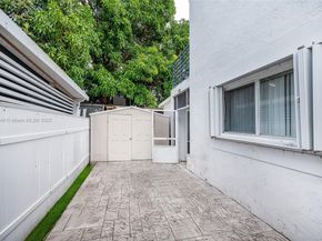 351 NE 211th St, Miami FL 33179