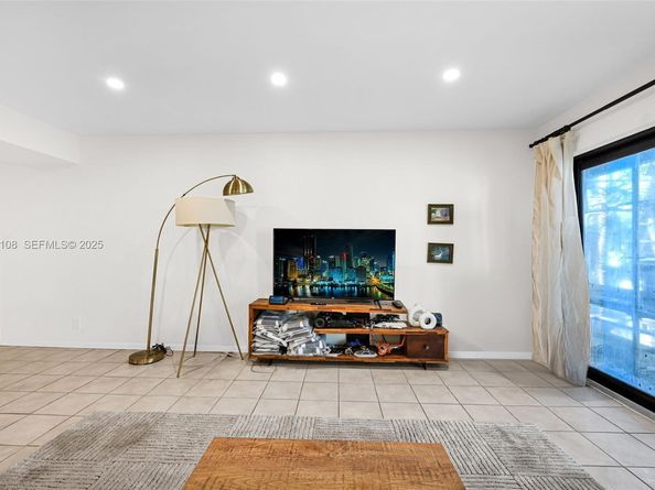 4020 N Hills Dr 29, Hollywood FL 33021