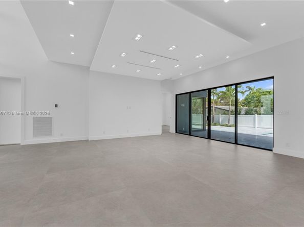 3205 Leigh Rd, Pompano Beach FL 33062