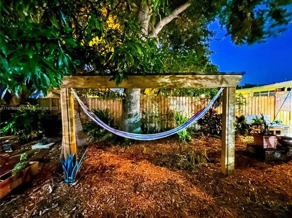 561 NW 53rd St, Miami FL 33127