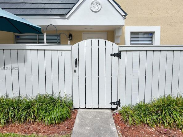 4555 SW 68th Ct Cir 111, Miami FL 33155