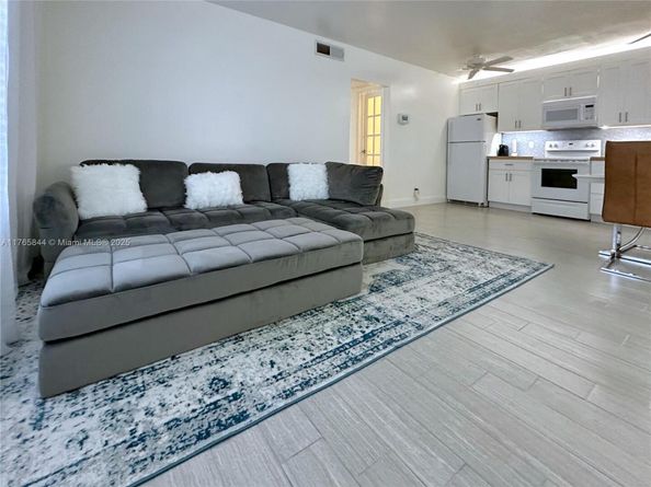 2201 NE 66th St 1301, Fort Lauderdale FL 33308