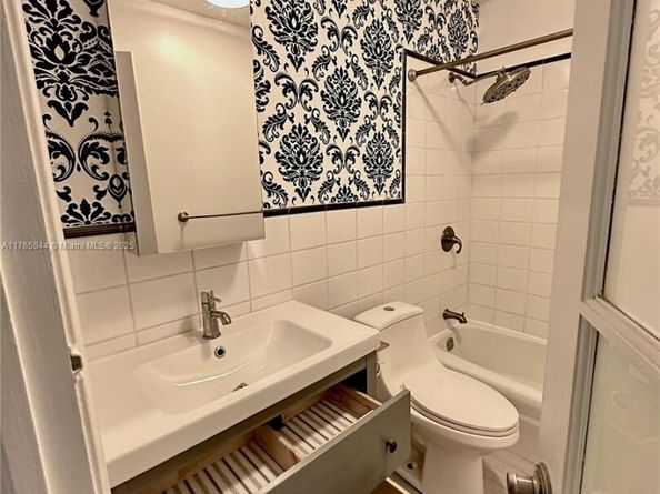 2201 NE 66th St 1301, Fort Lauderdale FL 33308