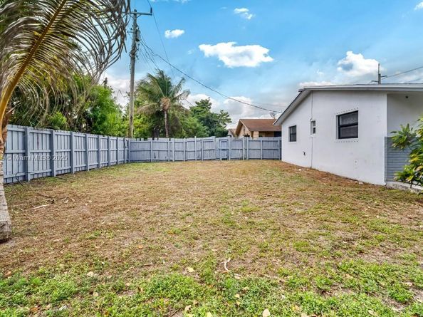 4030 SW 19th St, West Park FL 33023