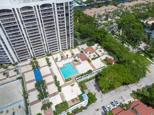 3640 Yacht Club Dr 305, Aventura FL 33180