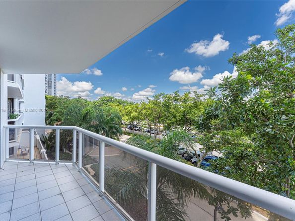3640 Yacht Club Dr 305, Aventura FL 33180