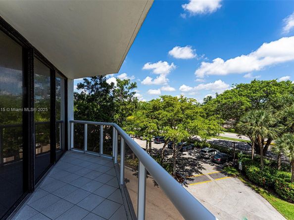 3640 Yacht Club Dr 305, Aventura FL 33180