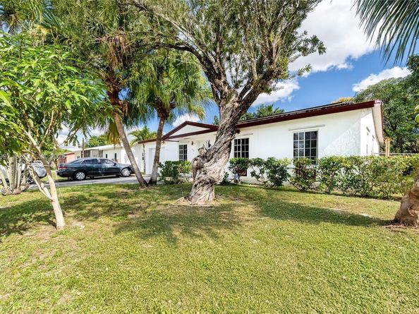 419 SW 80th Ave, Pompano Beach FL 33068