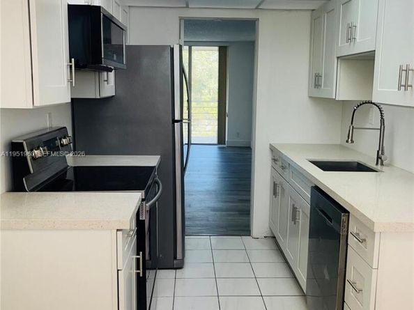 3070 NW 48th Ter 413, Lauderdale Lakes FL 33313