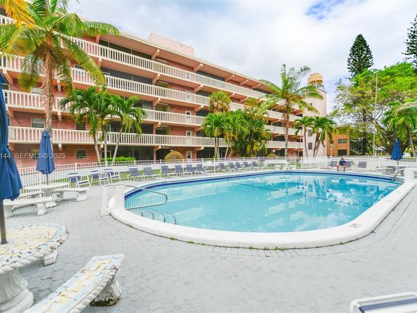 200 NE 12th Ave 6D, Hallandale Beach FL 33009