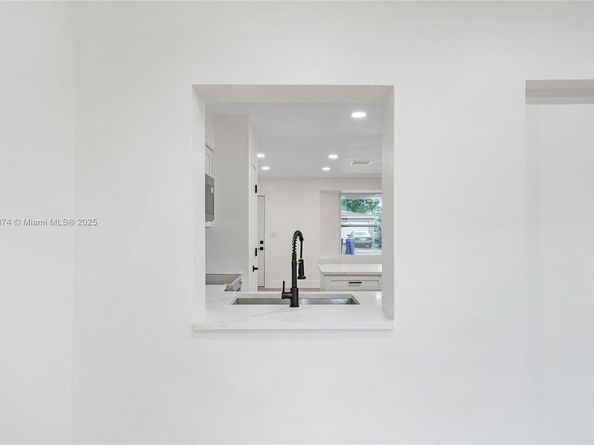 4290 NW 38th Ave, Lauderdale Lakes FL 33309