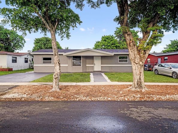 4290 NW 38th Ave, Lauderdale Lakes FL 33309
