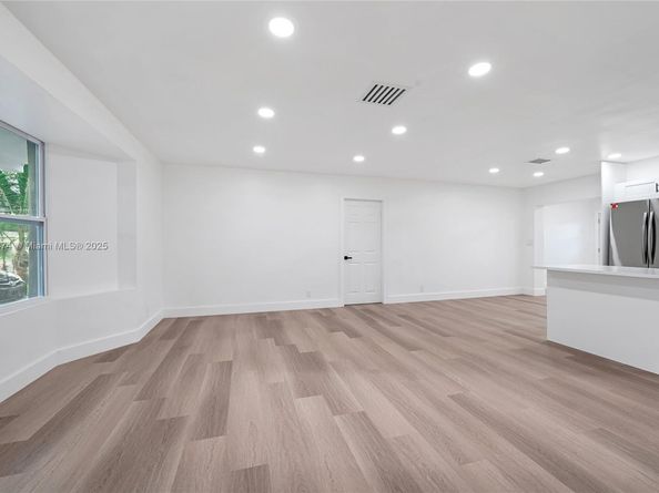 4290 NW 38th Ave, Lauderdale Lakes FL 33309