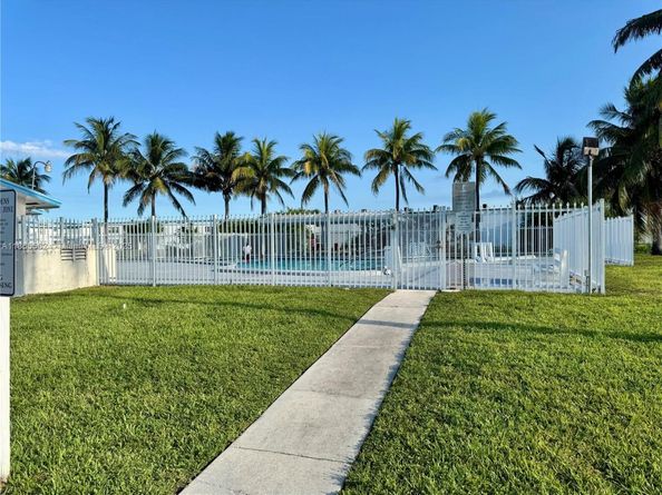 52 NE 204th St 32, Miami Gardens FL 33179
