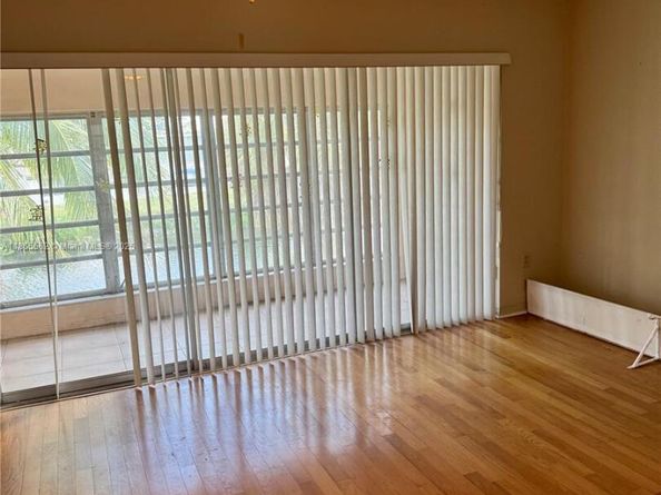 52 NE 204th St 32, Miami Gardens FL 33179