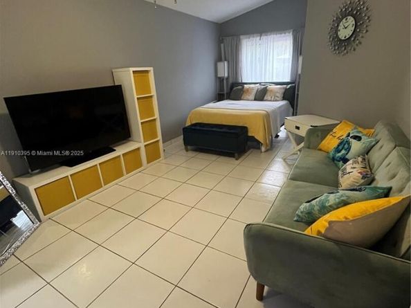 1327 Seagrape Cir, Weston FL 33326