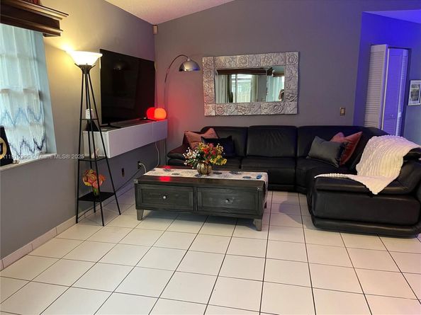 1327 Seagrape Cir, Weston FL 33326