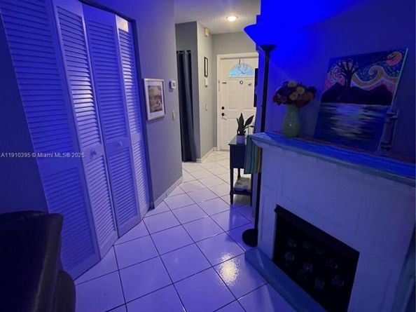 1327 Seagrape Cir, Weston FL 33326