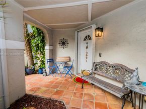 1327 Seagrape Cir, Weston FL 33326