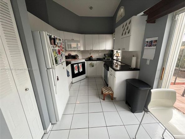 1327 Seagrape Cir, Weston FL 33326