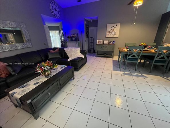 1327 Seagrape Cir, Weston FL 33326