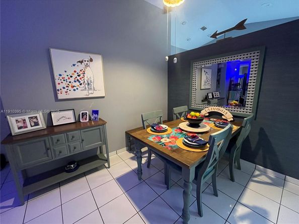 1327 Seagrape Cir, Weston FL 33326