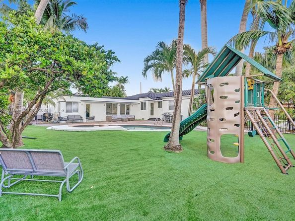 725 Harrison St, Hollywood FL 33019