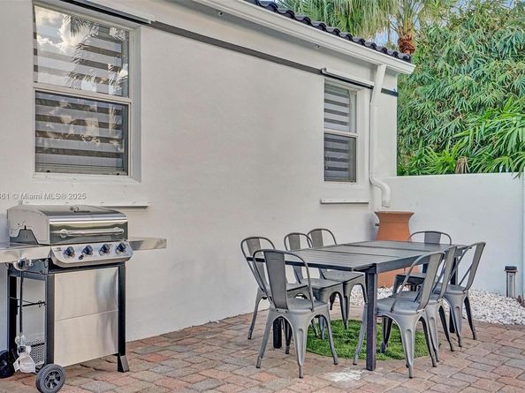 725 Harrison St, Hollywood FL 33019