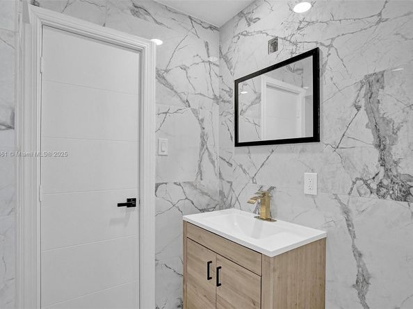 725 Harrison St, Hollywood FL 33019