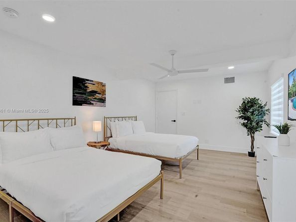 725 Harrison St, Hollywood FL 33019