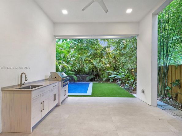 3063 Elizabeth St, Miami FL 33133