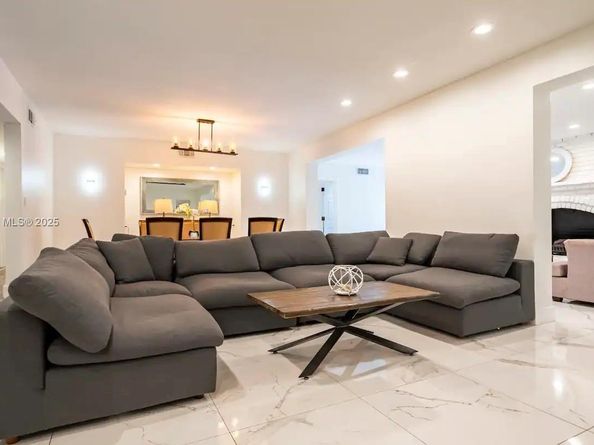 1025 N Southlake Dr, Hollywood FL 33019