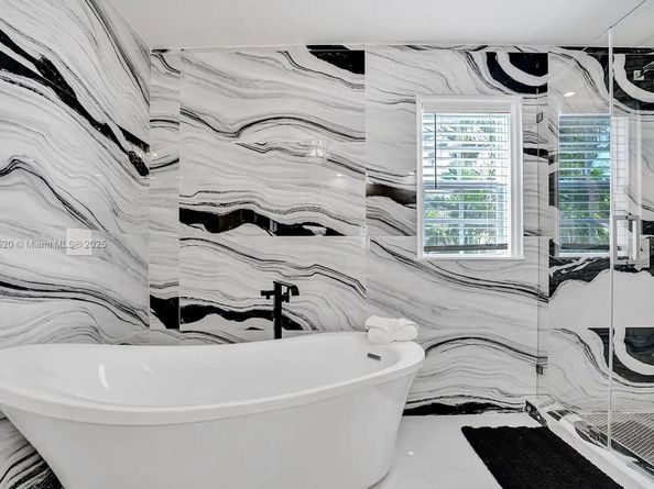 1025 N Southlake Dr, Hollywood FL 33019