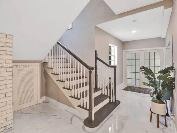 1025 N Southlake Dr, Hollywood FL 33019