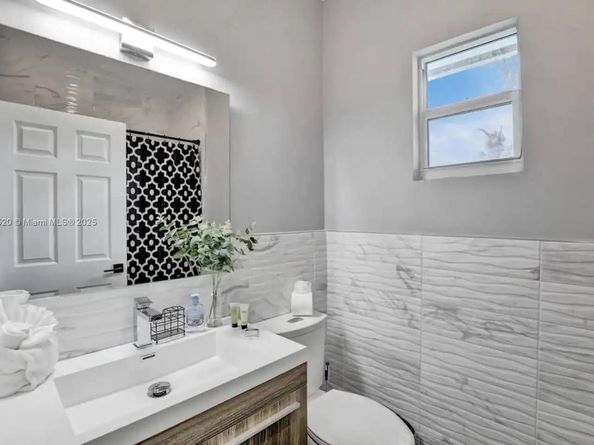 1025 N Southlake Dr, Hollywood FL 33019