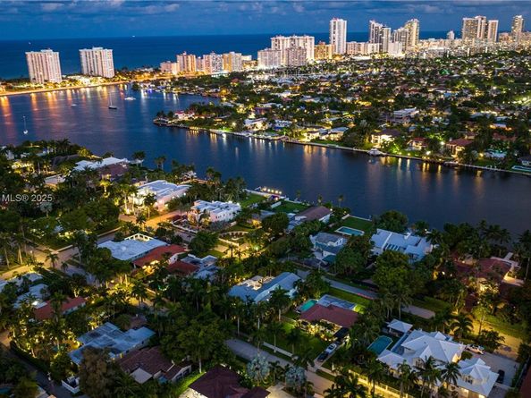 1025 N Southlake Dr, Hollywood FL 33019