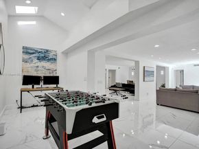 1025 N Southlake Dr, Hollywood FL 33019