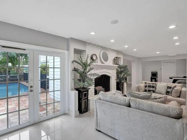 1025 N Southlake Dr, Hollywood FL 33019