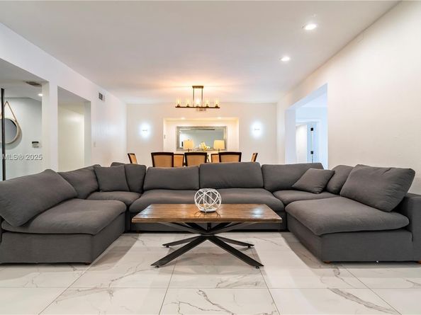 1025 N Southlake Dr, Hollywood FL 33019