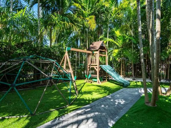 1025 N Southlake Dr, Hollywood FL 33019