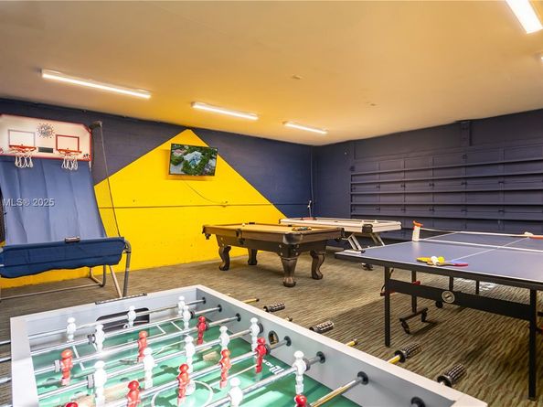 1025 N Southlake Dr, Hollywood FL 33019