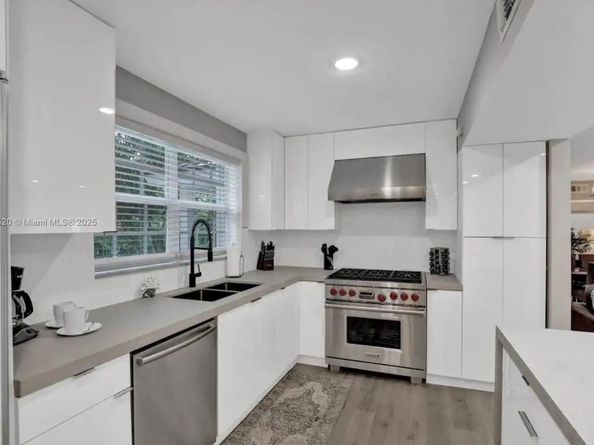 1025 N Southlake Dr, Hollywood FL 33019